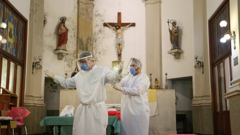 Los profesionales preparandose para hisopar dentro de la iglesia. (alan Monzón/Rosario3)