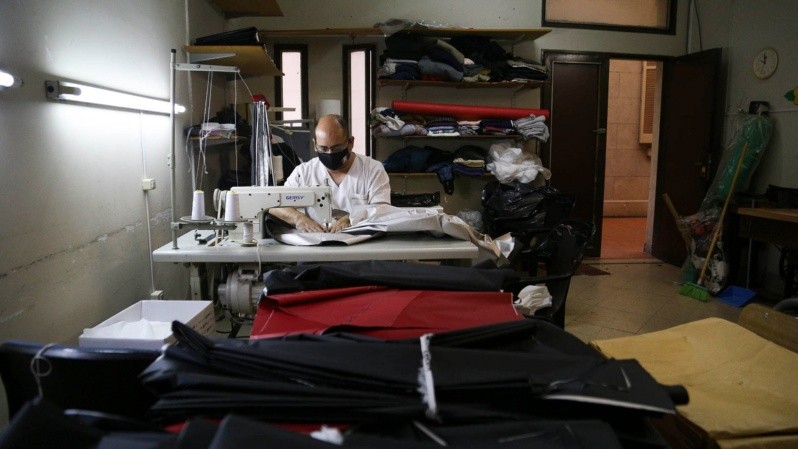 La sala donde se fabrican equipos de bioseguridad para el personal. (Alan Monzón/Rosario3)