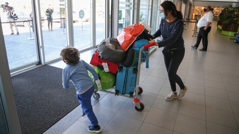 La mujer y su hijo en el aeropuerto de Rosario. (Alan Monzón/Rosario3)