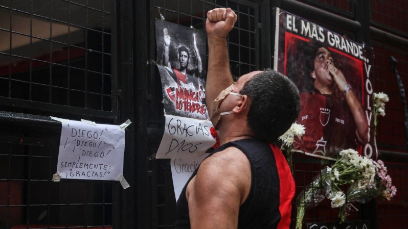 Un hincha en la puerta del estadio de Newell´s despidiendo a Maradona. (Alan Monzón/Rosario3)