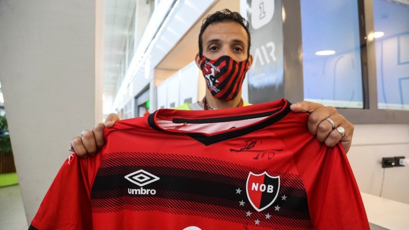 Leo firmó una camiseta en Newell's en su arribo a Rosario (Alan Monzón/Rosario3)