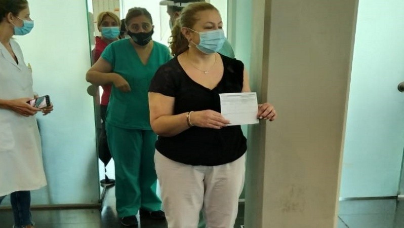 Sandra Breitman, técnica de laboratorio del Heca fue vacunada.
