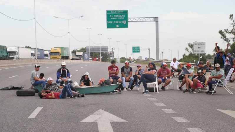 El corte de los pescadores este martes por la mañana. (Alan Monzón/Rosario3)