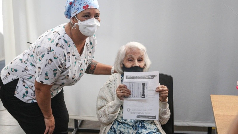 Amelia Montero junto a la enfermera que la vacunó. (Alan Monzón / Rosario3)