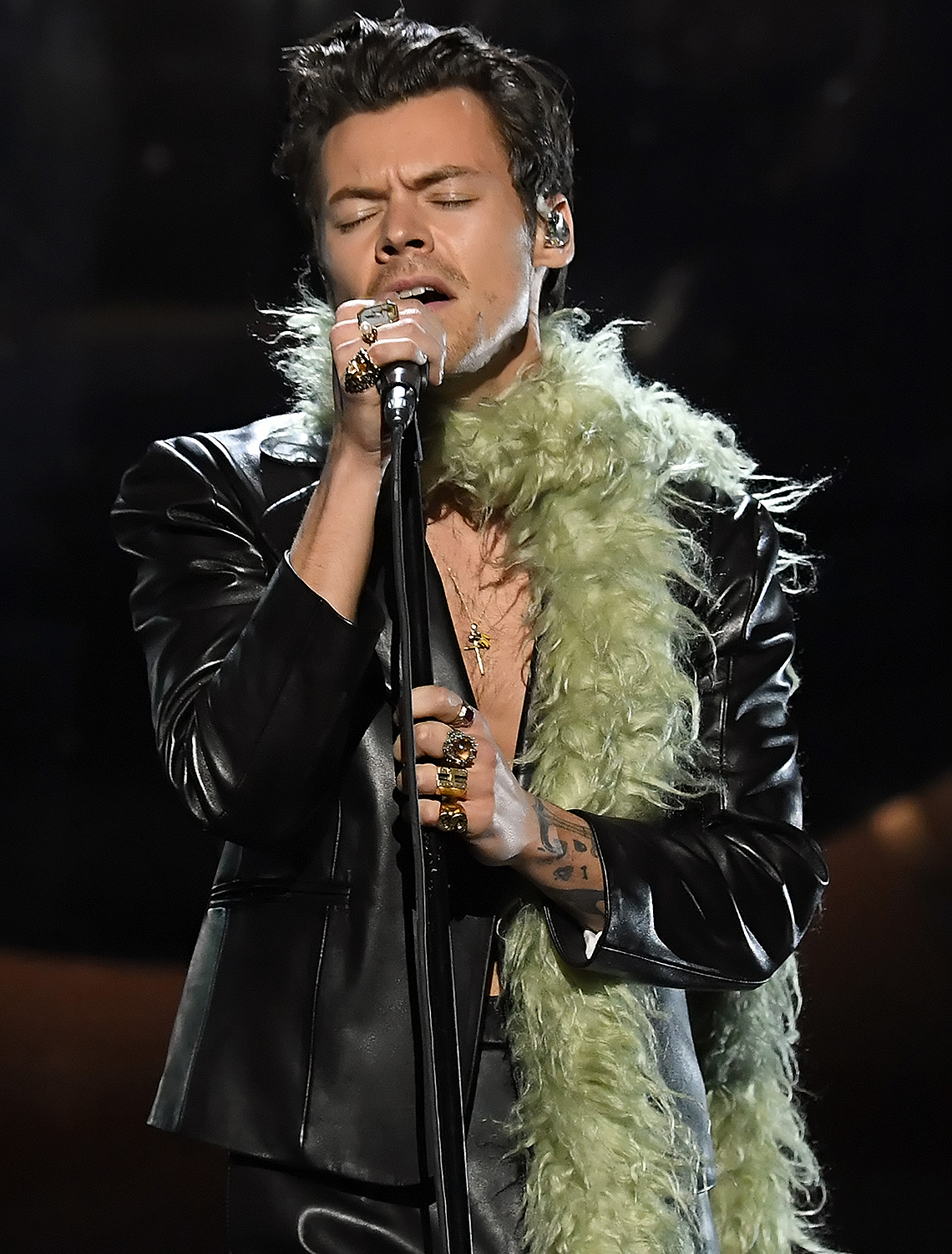 Harry Styles en su performance (people.com)