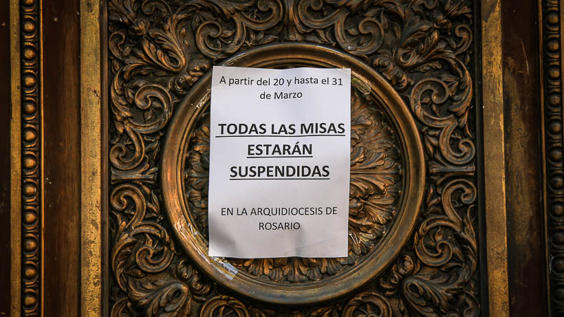 Un cartel pegado en la puerta de la Catedral de Rosario anunciando la suspensión de las misas. (Alan Monzón/Rosario3)
