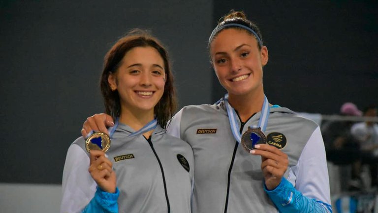 Delfina Pignatiello junto a Lucía Gauna, oro y bronce en los 400 metros libres