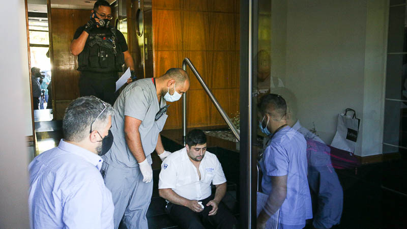 Personal médico atienda a una de las víctimas. (Alan Monzón/Rosario3)
