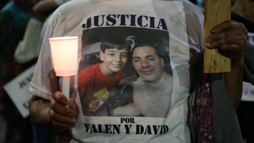 Los manifestantes portaban velas y remeras con la imagen de Valentino y David. (Rosario3/Alan Monzón)