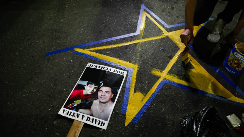 Pintaron dos estrellas amarillas sobre la calzada. (Rosario3/Alan Monzón).