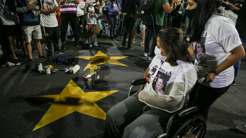 Cintia volvió a la esquina de la tragedia. (Rosario3/Alan Monzón)