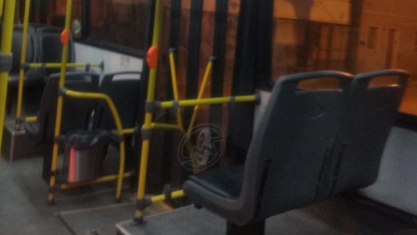 Oyente manda foto a Radio 2 para denunciar que viaja con las ventanillas cerradas en el colectivo.