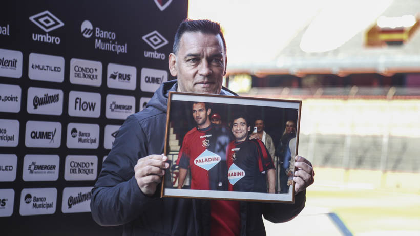 El Negro Gamboa hizo mención sobre sus recuerdos debajo de la tribuna Maradona y le regalaron una foto suya con el Diez (Foto: Alan Monzón/Rosario3)