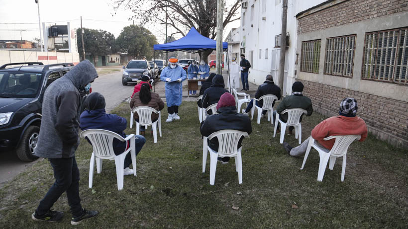 Frente al Centro de Salud un grupo de personas espera por ser hisopados. (Foto: Alan Monzón/Rosario3)