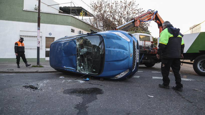 El Ford Fiesta que terminó volcado. (Foto: Alan Monzón/Rosario3)