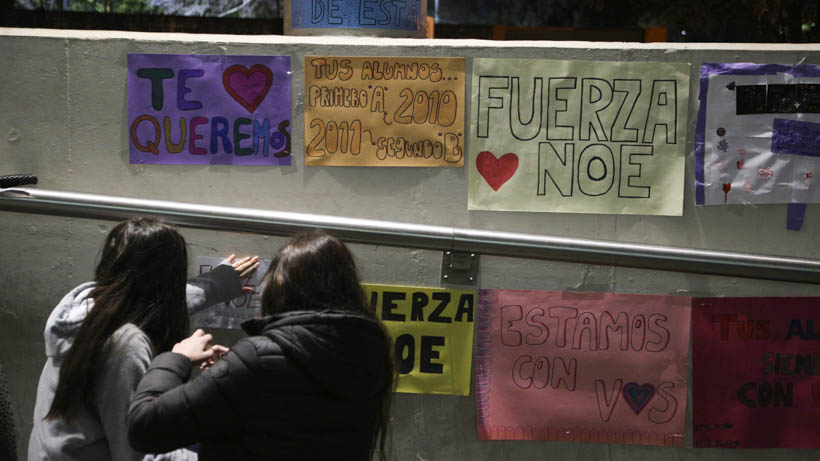 Carteles en apoyo a Noelia en la puerta del Heca. (Foto:Alan Monzón/Rosario3)