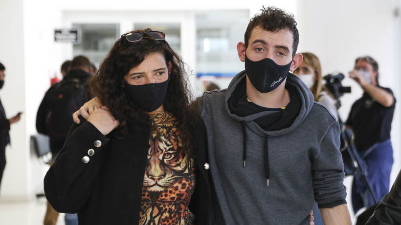 María Eugenia y su hijo tras escuchar el veredicto. (Foto: Alan Monzón/Rosario3)