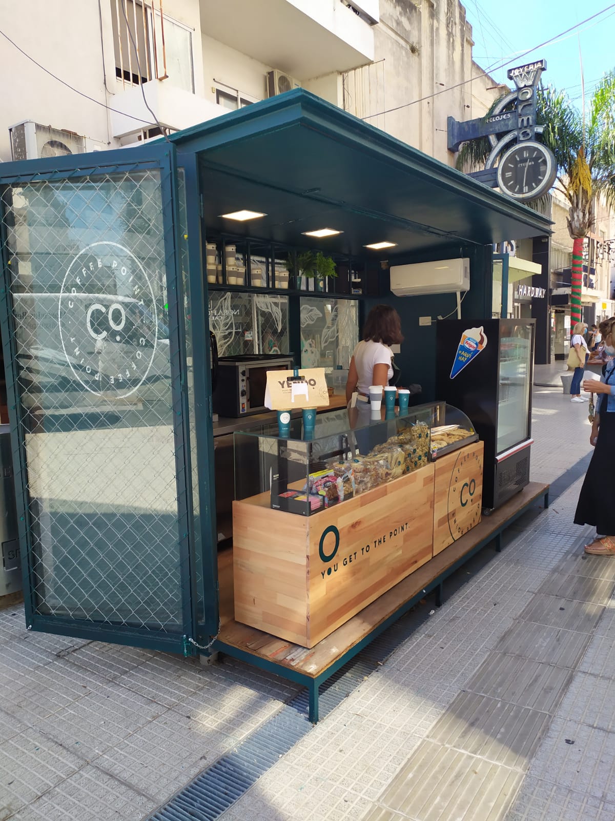 El éxito del “café al paso”: un concepto gastronómico que renovó la  peatonal santafesina – Info Gastronómica