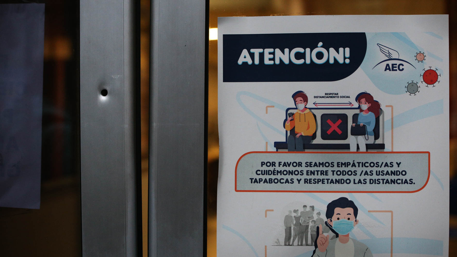El impacto de bala en una de las puertas de ingreso. (Foto: Alan Monzón/Rosario3)