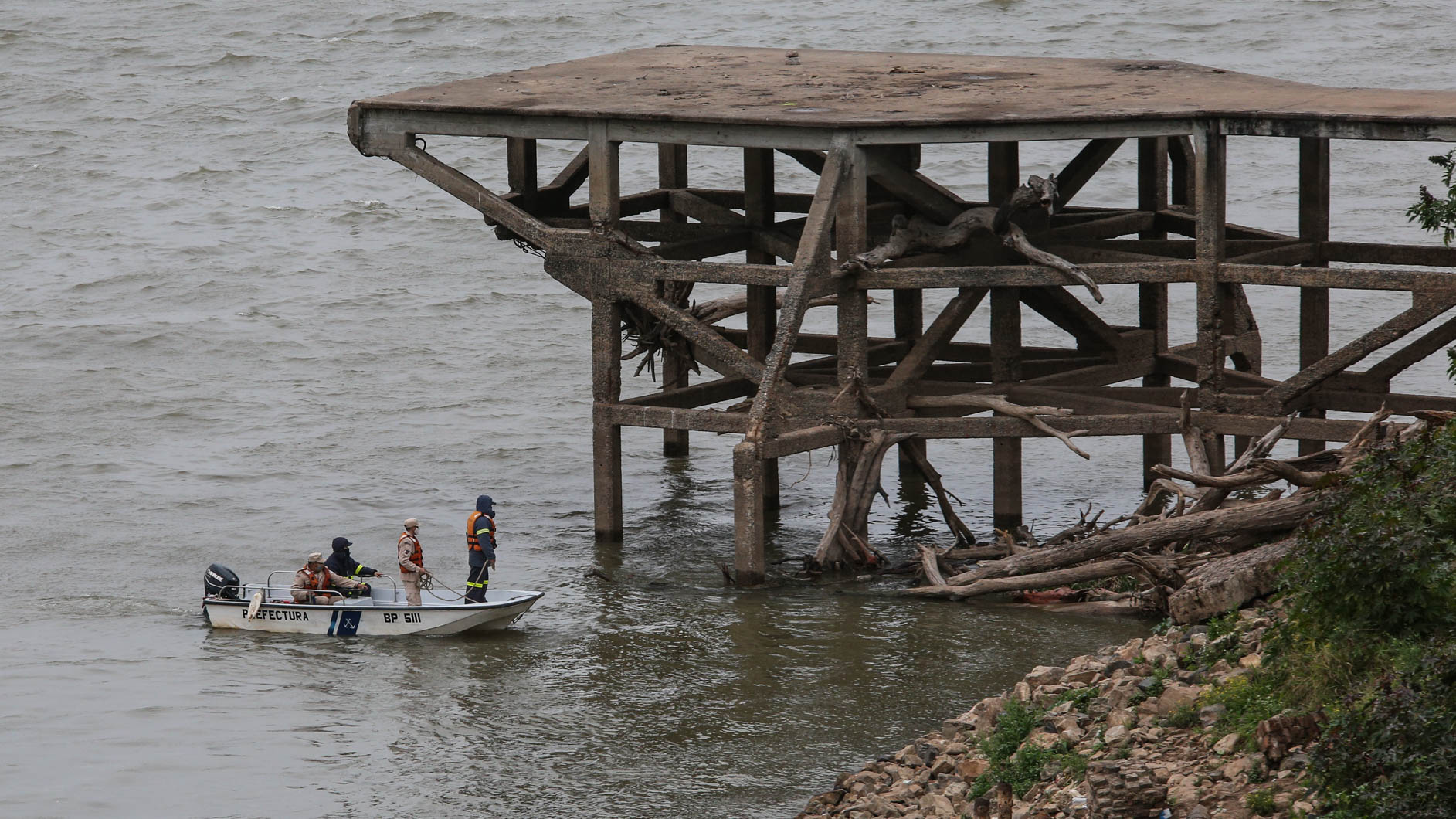 Prefectura buscando al joven pescador este martes por la mañana. (Foto: Alan Monzón/Rosario3)