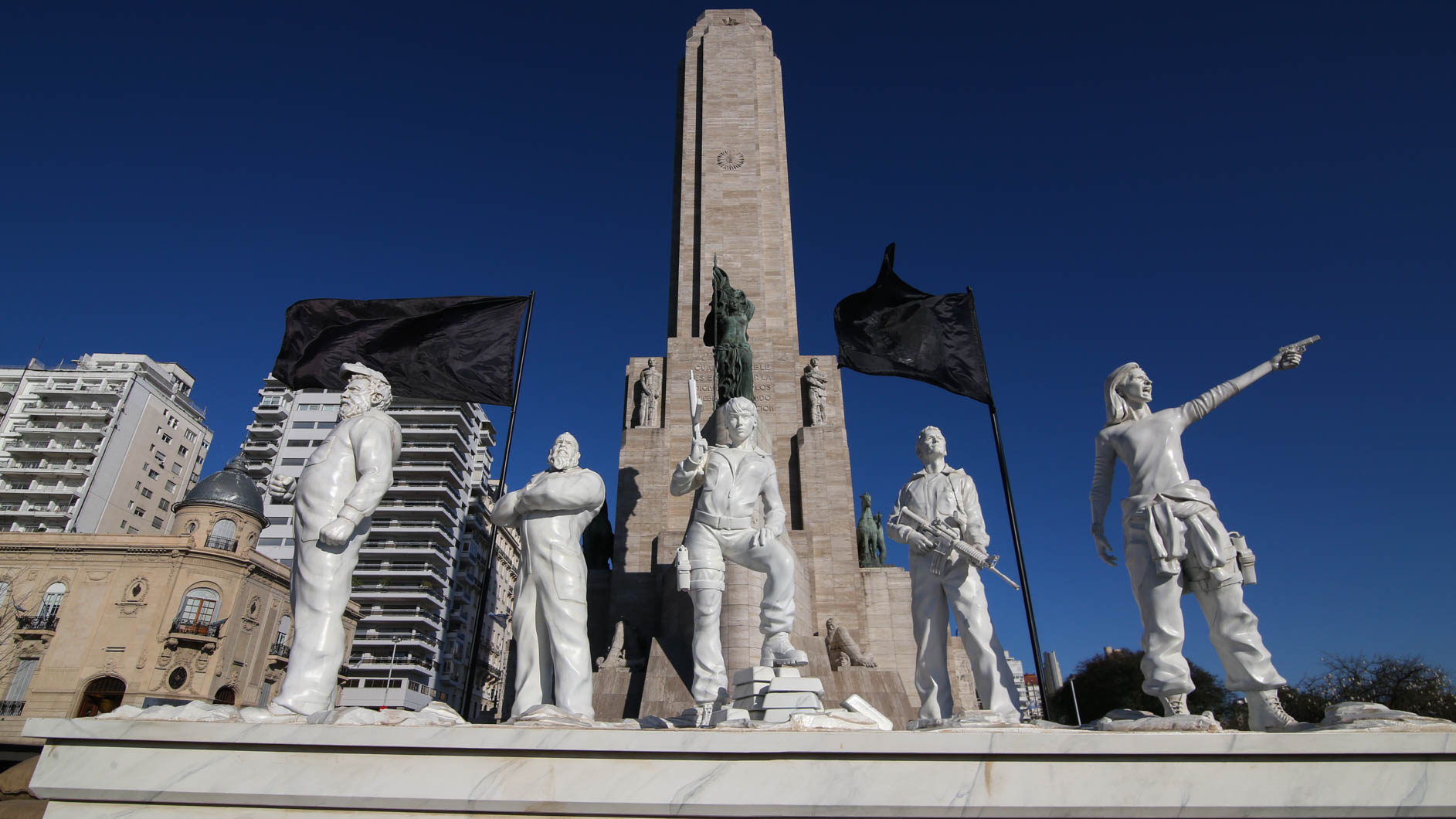 Las estatuas de la serie en el Monumento a la Bandera. (Foto: Alan Monzón/Rosario3)