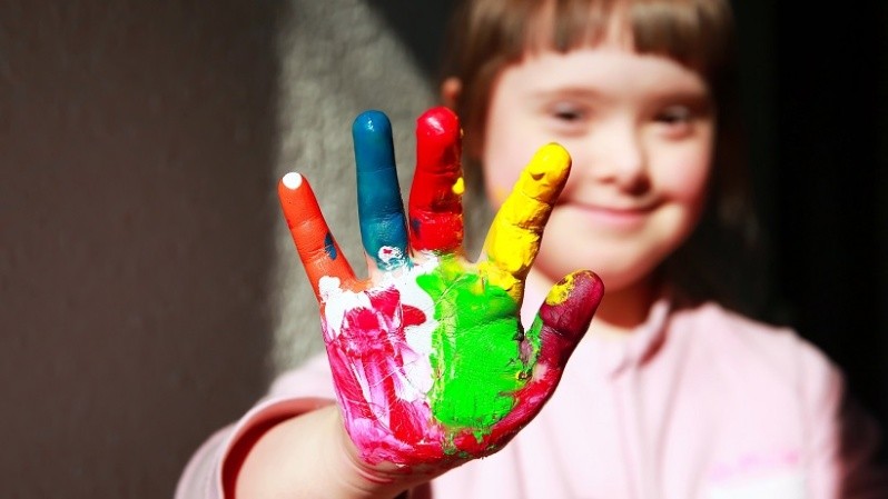 Linda niña con manos pintadas-Modelo y propiedad liberada (MR&PR)