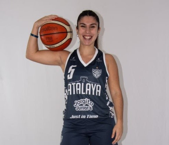 Candela Foresto con la remera de Atalaya, el club rosarino