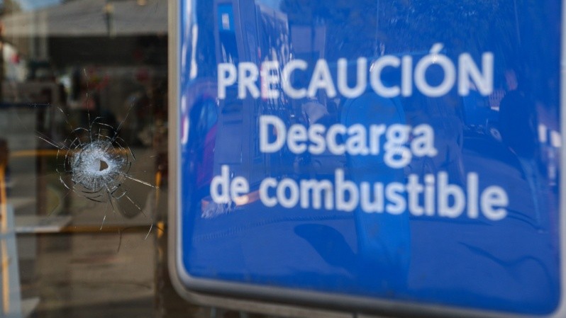 Uno de los impactos sobre el vidrio del Servicompras. (Foto: Alan Monzón/Rosario3)