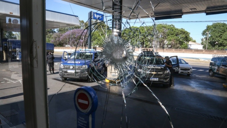 Los móviles policiales cargan combustible en la YPF baleada. (Foto: Alan Monzón/Rosario3)