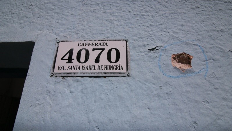 Una de las marcas por el impacto de las balas en la fachada de la escuela. (Foto: Alan Monzón/Rosario3)