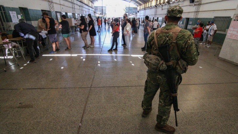 La seguridad en la escuela baleada. (Foto: Alan Monzón/Rosario3)