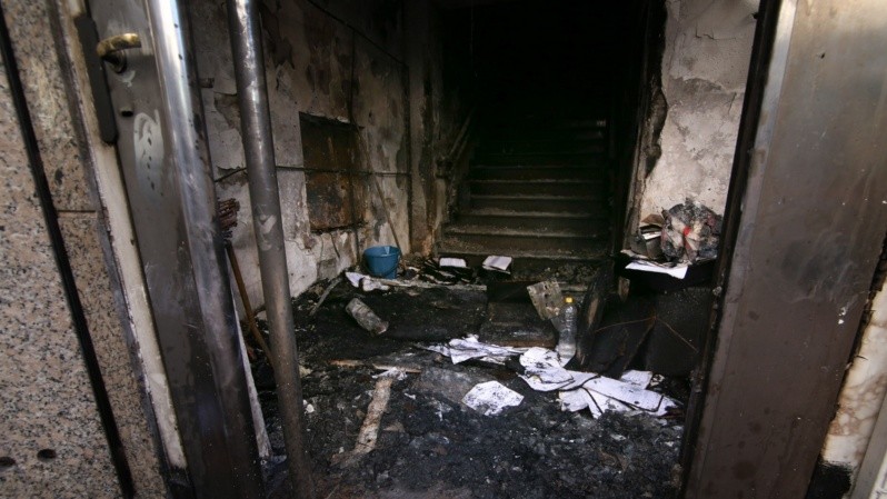 Así quedó el interior de la sede incendiada. (Foto: Alan Monzón/Rosario3)