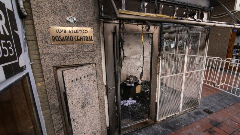 Los destrozos fueron muy importantes en la sede canalla del centro (Foto: Alan Monzón/Rosario3)