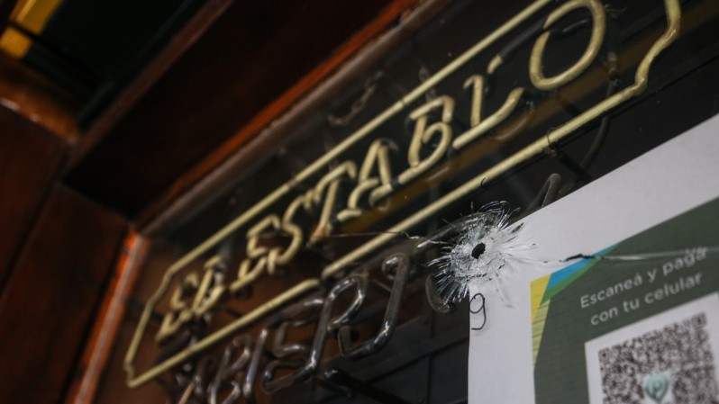 Uno de los impactos de bala frente al restaurante 'El Establo' en calle Pellegrini. (Foto: Alan Monzón/Rosario3)