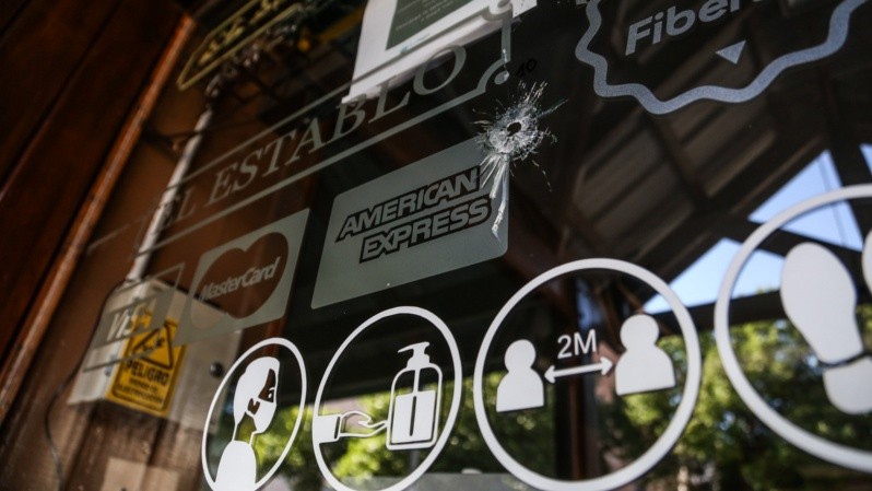 Uno de los impactos de bala en el restaurante El Establo. (Foto: Alan Monzón/Rosario3)