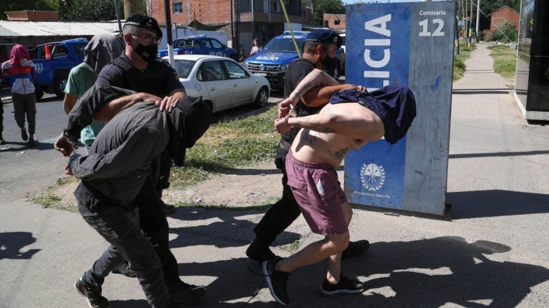 Los demorados ingresando a la comisaría baleada (Foto: Alan Monzón/Rosario3)