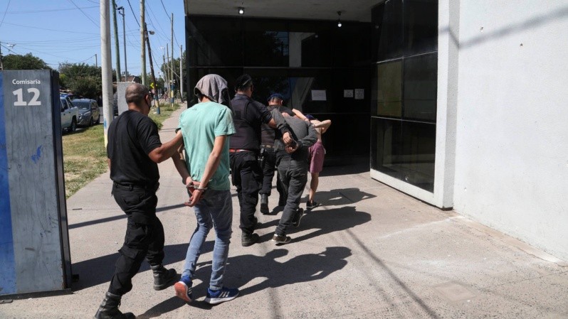 Los demorados ingresando a la comisaría baleada (Foto: Alan Monzón/Rosario3)