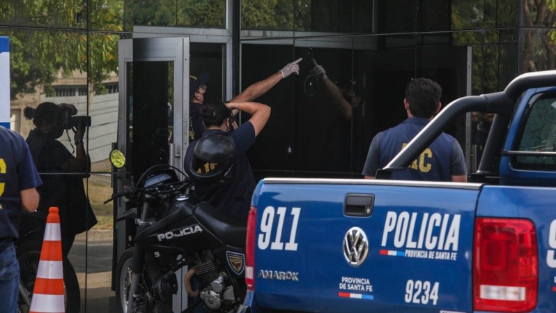 El ataque dejó varios impactos de balas en el frente de la dependencia policial. (Foto: Alan Monzón/Rosario3)