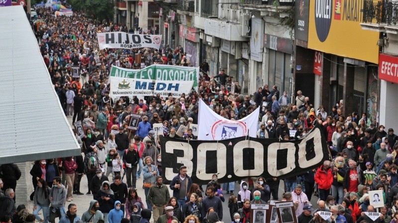 Una multitud marchó este 24 de Marzo en Rosario. (Foto: Alan Monzón/Rosario3)