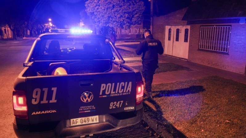 La policía este jueves por la noche tras el crimen del hombre de 55 años. (Foto: Alan Monzón/Rosario3)
