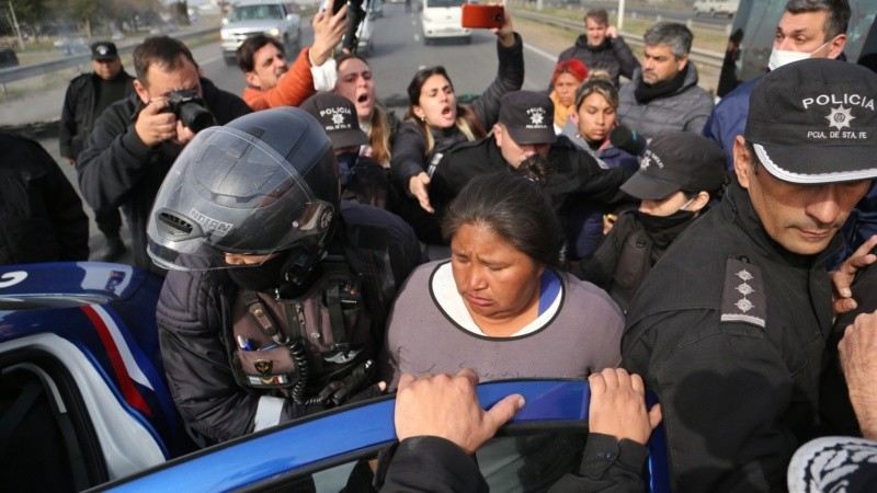 La detención de Silvia. (Foto: Alan Monzón/Rosario3