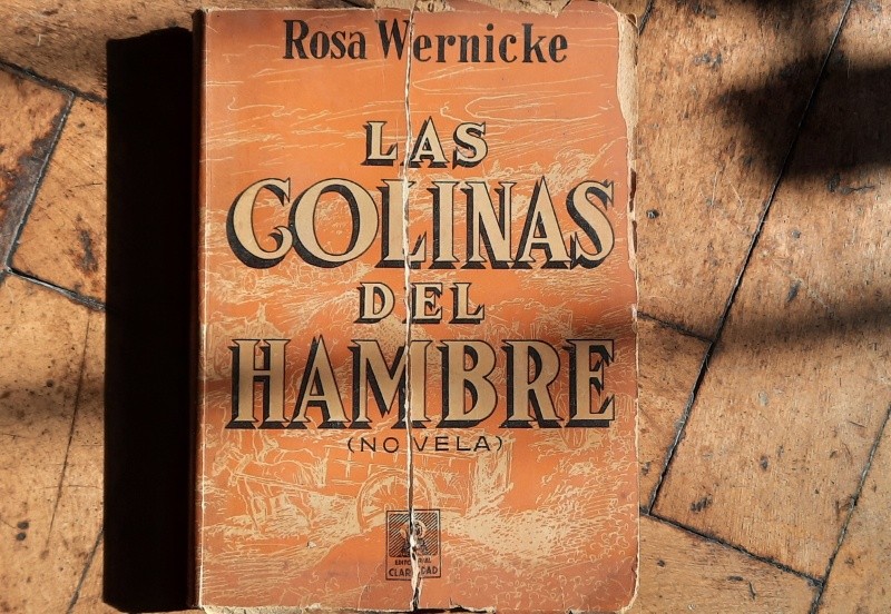Un ejemplar de la primera edición de Las colinas del hambre que sobrevivió a la quema.