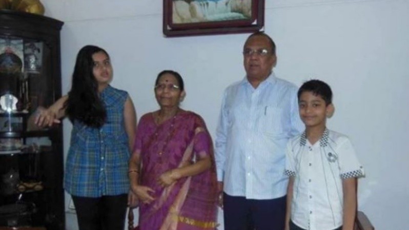 Swarnlata Mishra jnto a su familia.