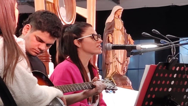 Leda canta y ora cada semana antes de dar su bendición.