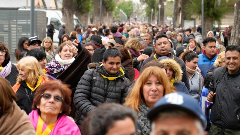 Miles de personas asisten cada martes a la ceremonia de Leda.