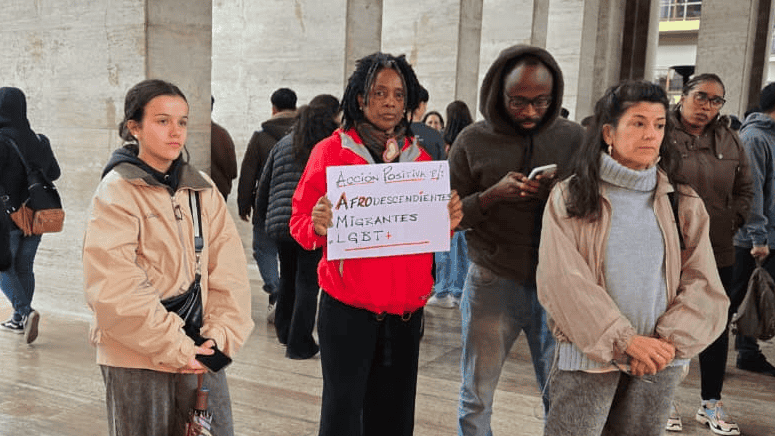 Referentes de las comunidades migrantes se juntaron este domingo en el Monumento y recibieron apoyos.