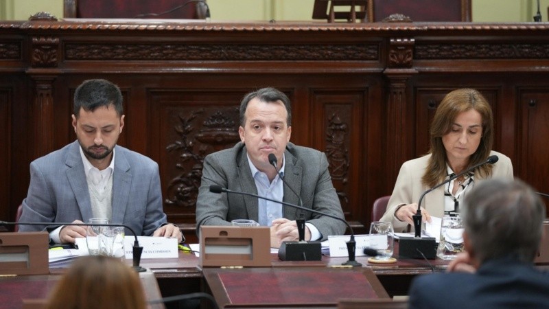 Emiliano Peralta (vicepresidente), Joaquín Blanco (presidente) y Patricia Boni (secretaria) de la comisión Redactora.