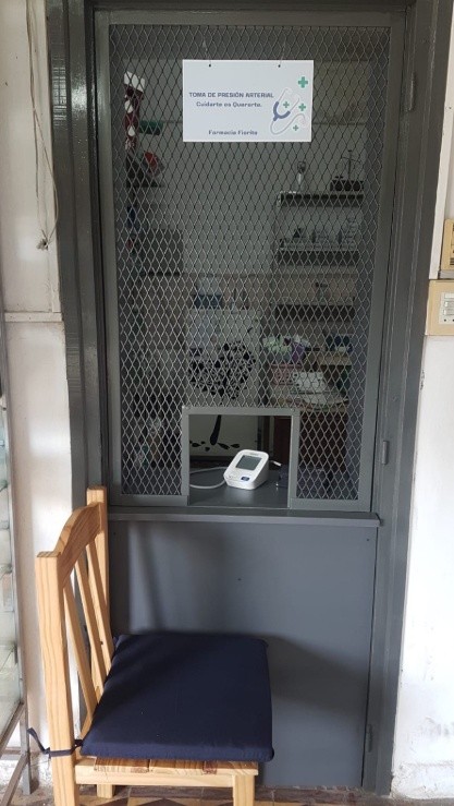 La adaptación que aplicó una farmacia para poder tomar la presión sin exponerse a la inseguridad y los robos cotidianos en la zona.
