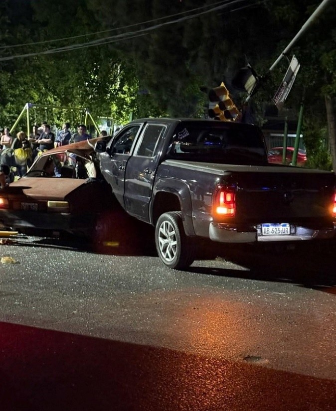  La Volkswagen Amarok que impactó contra el Renault 12.