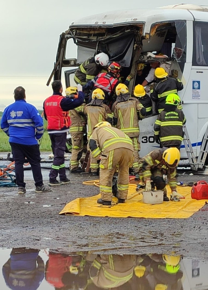 Fue necesario usar los elementos de corte que llevaron los bomberos para poder rescatar al chofer, que había quedado dentro de la unidad. 